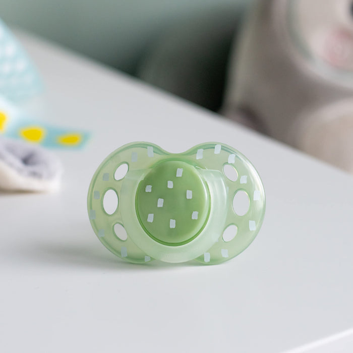 Tommee Tippee Night Time Pacifier, 18-36 Months, Symmetrical Silicone Baglet, BPA-Free Binkies, Glow in The Dark Technology, Green Rainbow, Pack of 6